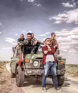 《小镇双雄》：小人物大梦想的冒险之旅与情感深度解读